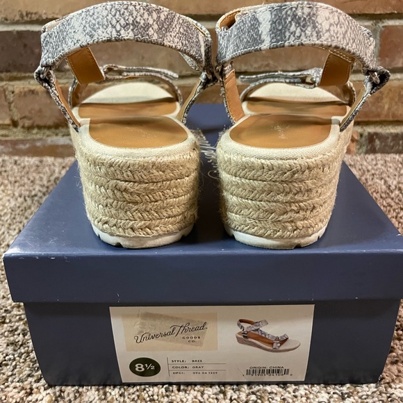 Universal Thread Bree Grey Wedge sandal Size 8 1/2 - Picture 5 of 7